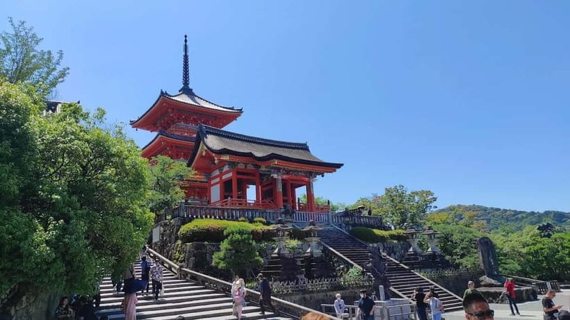 Osaka: Kyoto & Uji Historical Sites and Scenic Delights Tour - Yasaka Koshindo adds a small, colorful pause