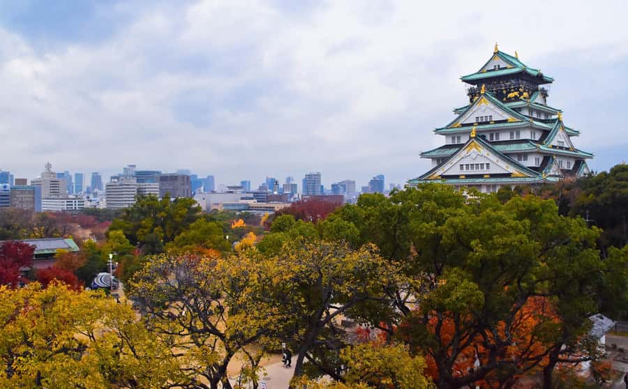 Osaka: Osaka Castle 3 hours Historical Walking Tour - Walking toward the castle and its feudal past