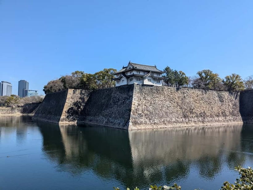 Osaka: Osaka Castle Guided Tour with Local Guide - Reading the stone walls and castle defenses