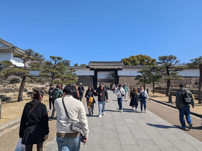 Osaka: Osaka Castle Guided Tour with Local Guide - Meeting the guide beside the main building