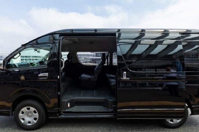 Osaka : Private One-way Transfers to/from Kansai Airport(KIX) - Cars, luggage, and group size