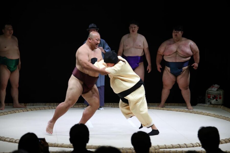 Osaka: Sumo Stage Show with Bento or Snack + Fight & Photo - The final photo with the wrestlers