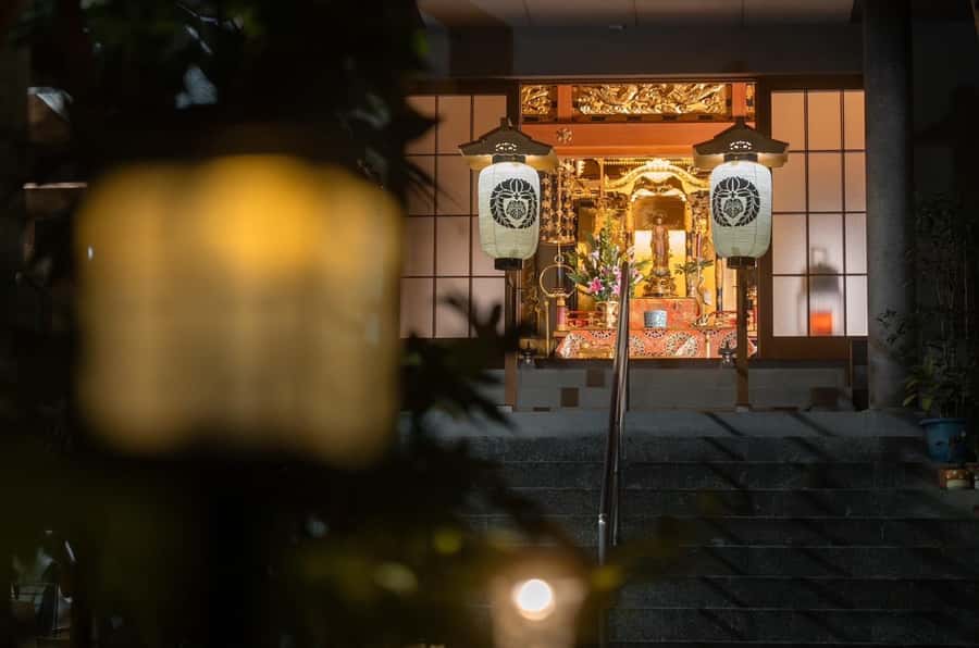 Osaka Temple Cool Foot Bath & Matcha Experience〈45min〉 - Worship, incense, and a quieter frame of mind