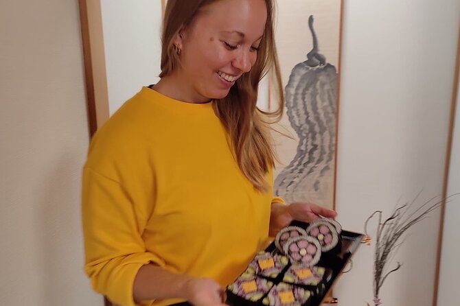 Private Art Sushi Roll Class in Kyoto - Making a picture inside a sushi roll