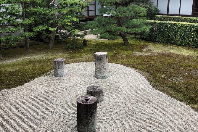 Private car tour in Kyoto (up to 4) - A private car makes Kyoto easier to connect