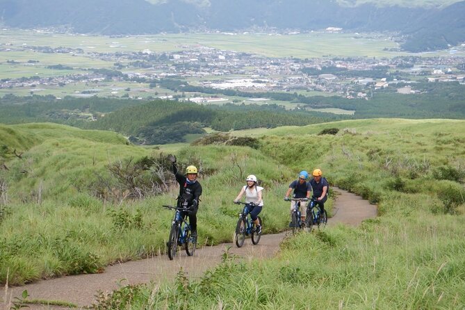 Private E-MTB guided cycling around Mt. Aso volcano & grasslands - Who should choose this four-hour volcano ride