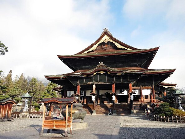 Private Nagano 1-Day Tour:Snow Monkeys,Zenko-ji,Obuse,Sake,Onsen - The forest path to Jigokudani Snow Monkey Park