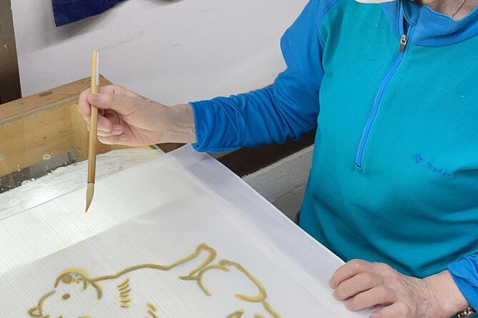 Roketsu dyeing experience: M course Roketsu Dyeing Experience - Painting wax onto the cloth