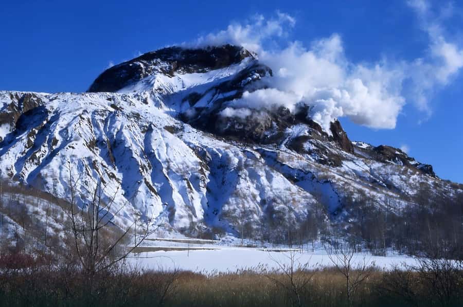 Sapporo: Hokkaido, Noboribetsu and Lake Toya Day Tour - Lake Shikotsu, depth, birds, and autumn color