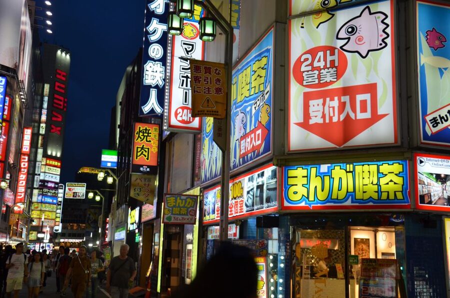 Shinjuku: Golden Gai Food Tour - What the small group changes