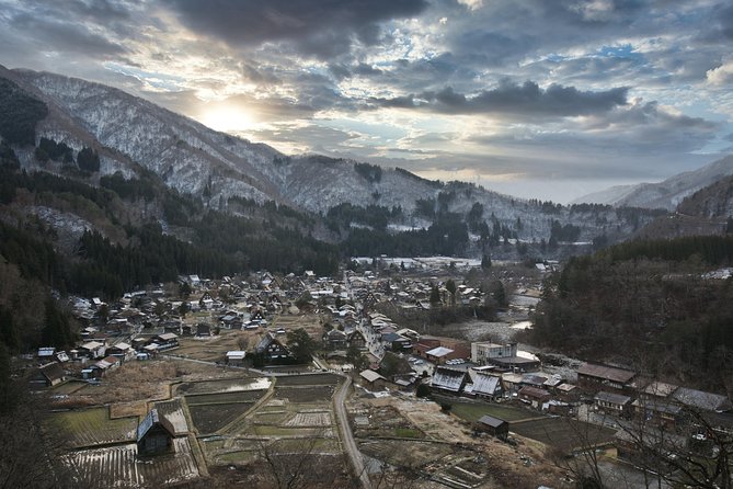 Takayama and Shirakawago/Photoshoot by professional photographer - The Ogimachi viewpoint requires a short uphill walk