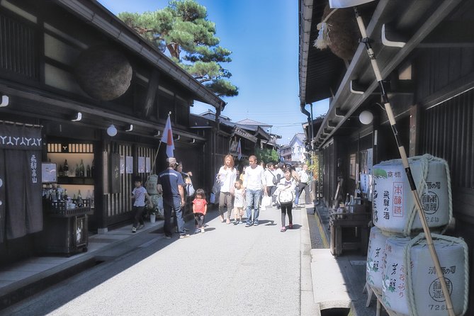 Takayama and Shirakawago/Photoshoot by professional photographer - Takayama Jinya gives the morning historical focus