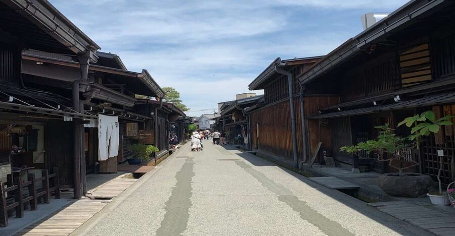 Takayama: Edo-Period Old Town Walking Tour - Reading Takayama through its merchant streets