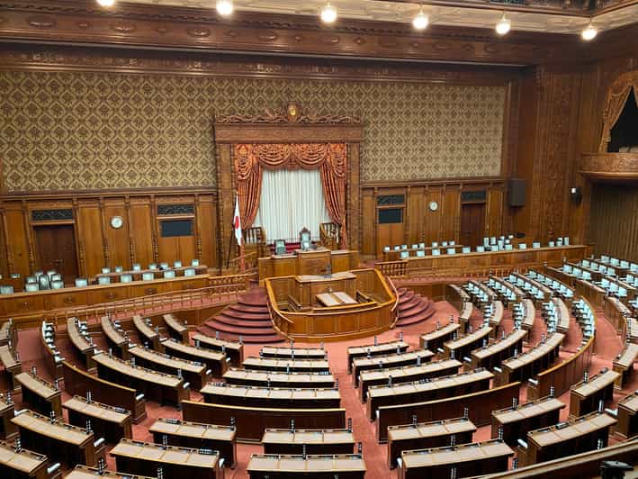 Tameike: Exploring the Heart of Japanese Politics Tour - The short walk to Hie Shrine