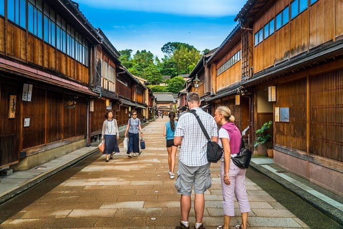 Taste of Kanazawa (Food tasting in Omicho Market & Higashi Chaya) - Timing, group size, and practical details