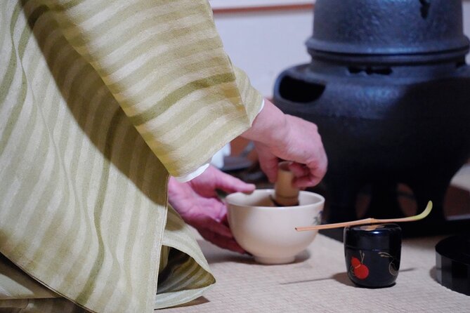 Tea ceremony by the tea master in Kyoto SHIUN AN - Reading the room before the tea is served