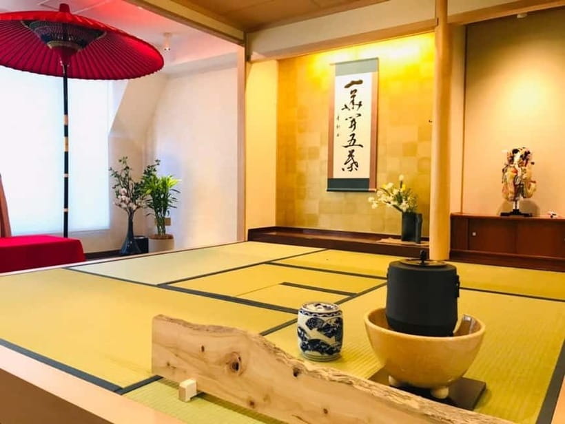 Tea ceremony experience in Japanese-style room 60min - Choosing a bowl and Japanese sweet