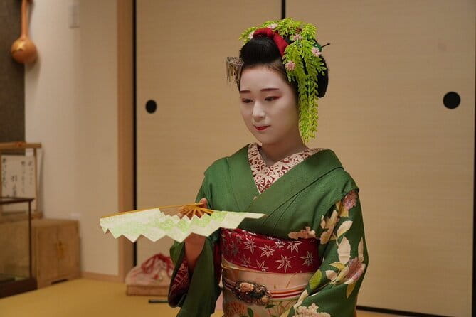 The Art of Geisha: Exclusive Show & Gion Walking Tour - What you see in Gion before the show