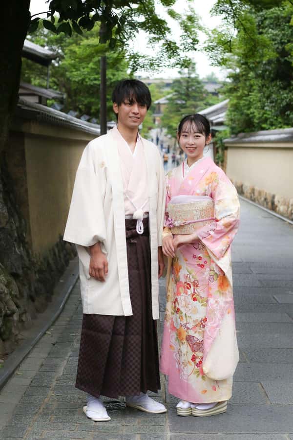 Tokyo Asakusa: Traditional Kimono Rental Experience at Wargo - Walking Asakusa in traditional footwear