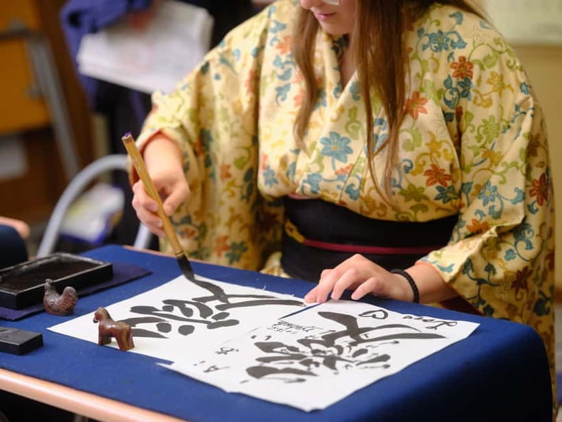 Tokyo: Calligraphy Experience with yukata or Samue - Learning the brush one stroke at a time