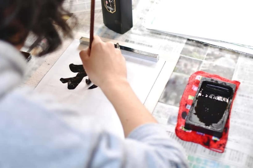 Tokyo: Calligraphy Workshop Craft Your Own Art in Asakusa - Traditional brush versus modern fude pen
