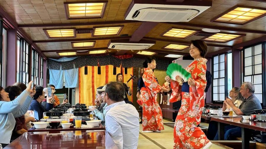 Tokyo Dinner Cruise & Tradition Show & Drinks & Tokyo Tower - Who should book this experience