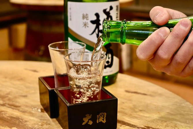 Tokyo: Food Tour in Ueno with 10+ Tastings of Japanese Classics - Starting at Ueno Station and entering the market