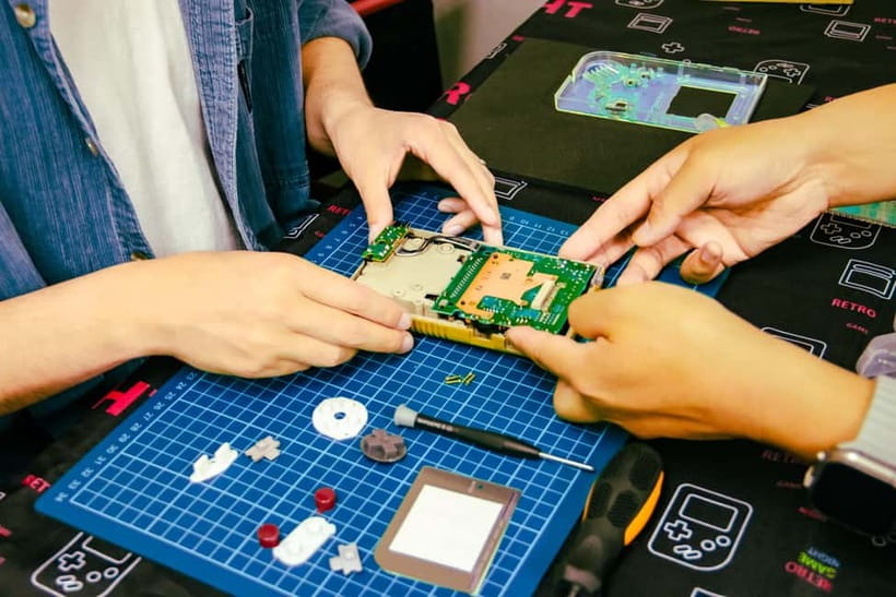 Tokyo: Gameboy Mod Workshop at Akihabara - Taking apart the original DMG-01