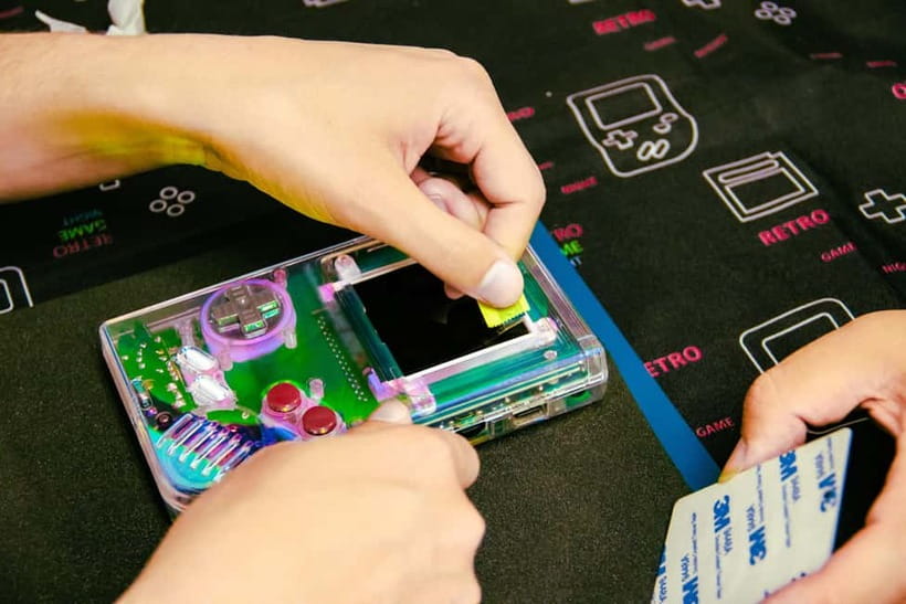 Tokyo: Gameboy Mod Workshop at Akihabara - Choosing the shell, buttons, and screen