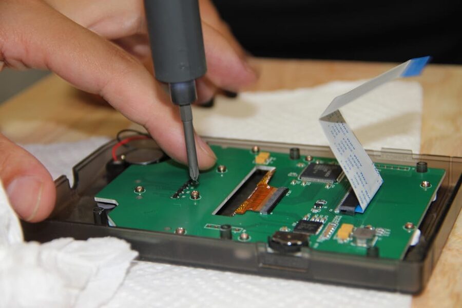 Tokyo: Gameboy Mod Workshop at Akihabara - Rebuilding the console with expert help
