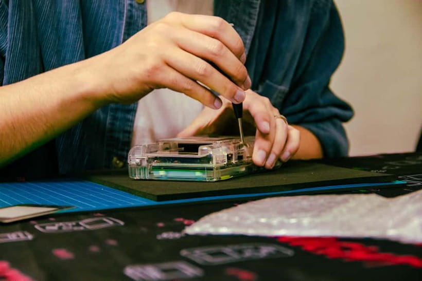 Tokyo: Gameboy Mod Workshop at Akihabara - Testing the finished Game Boy