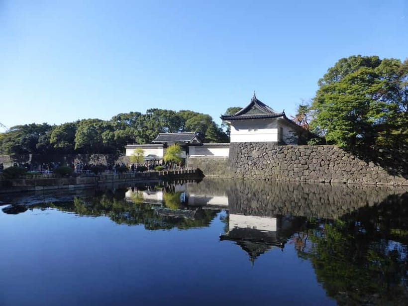 Tokyo: Imperial Palace East Gardens Walking Tour - The old and new Tokyo contrast