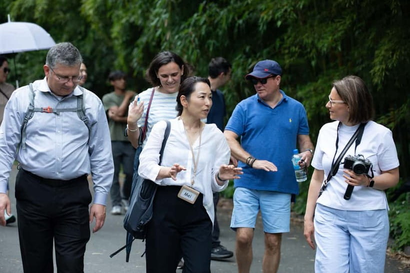 Tokyo: Imperial Palace East Gardens Walking Tour - What the 150-minute pace feels like