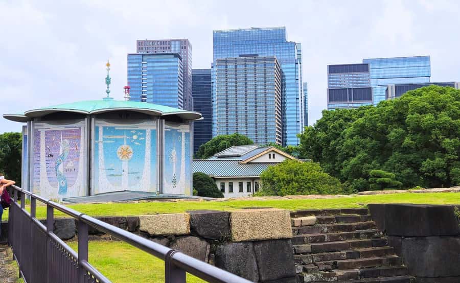 Tokyo: Imperial Palace Japanese History Walking Tour - Meeting your guide near Tokyo Station