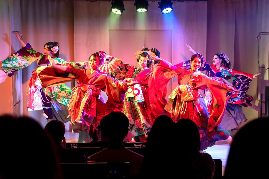 Tokyo: Japanese Dance Cabaret Theater Asakusa-Kaguwa Ticket - Costumes, movement, and emotional storytelling