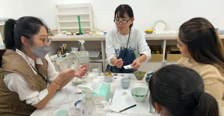 Tokyo: Kintsugi Workshop to Learn the Art of Golden Joinery - Choosing the plate and setting expectations