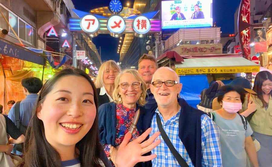 Tokyo: Locals´ Secret Food Tour // Eat like a Japanese - Finding the group inside JR Ueno Station