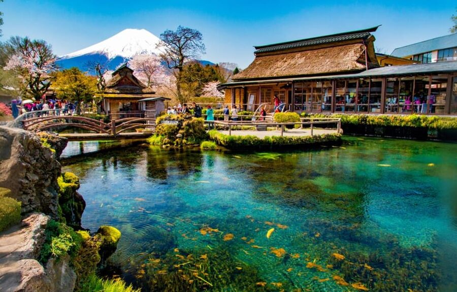 Tokyo: Mt Fuji Lake Kawaguchiko Tour & Arakuyama Sengen Park - The Lawson Kawaguchiko photo stop