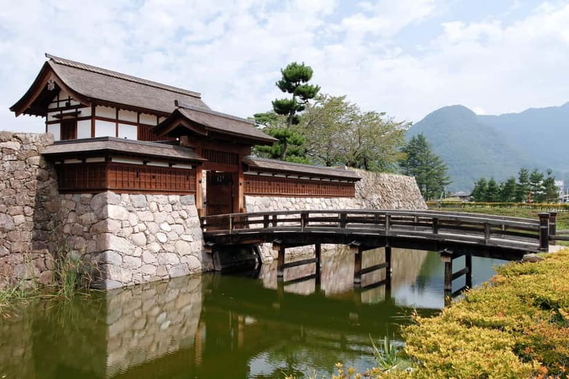 Tokyo: Nagano Snow Monkeys and Zenkoji Tour with Temples - Zenkoji Temple adds the spiritual center