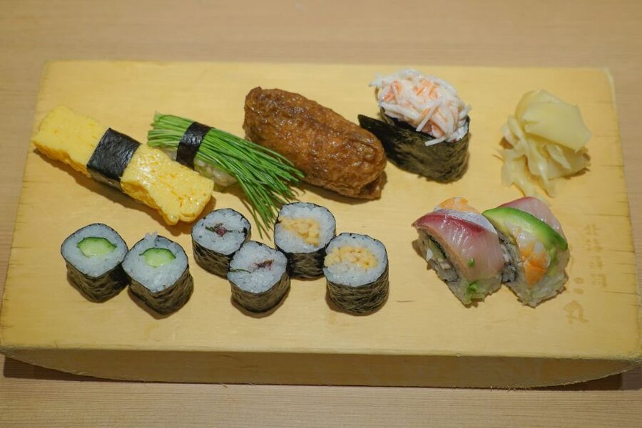 Tokyo: Night Foodie Tour in Shinjuku - The guides make the difference