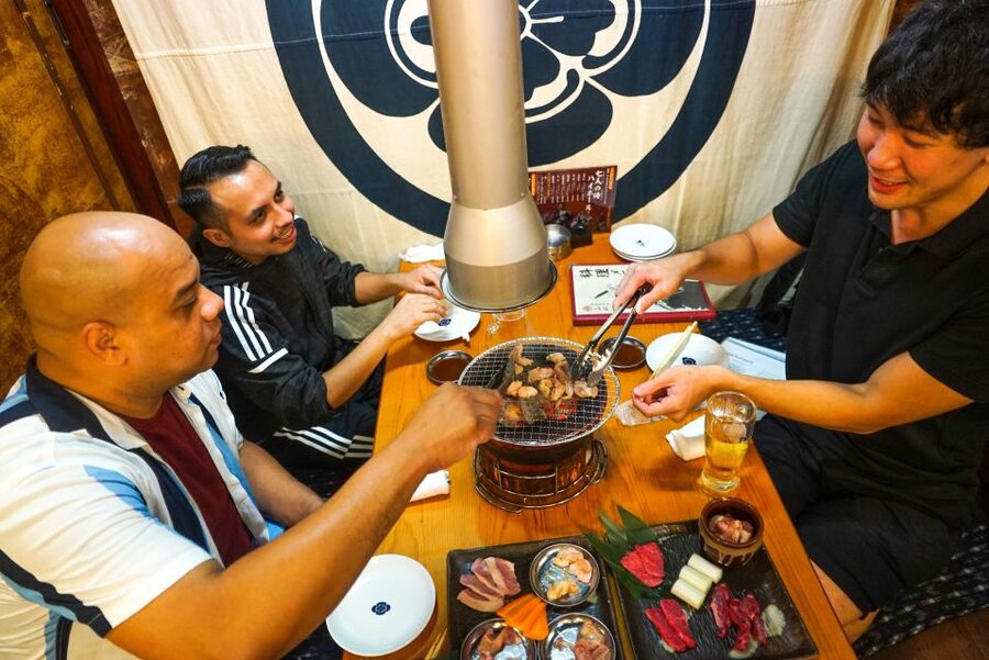 Tokyo: Night Foodie Tour in Shinjuku - First stop: omakase sushi with the itamae