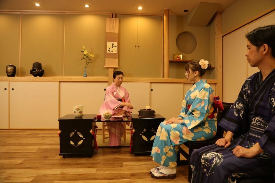 Tokyo: Practicing Zen with a Japanese Tea Ceremony - The first ceremony: watch the details
