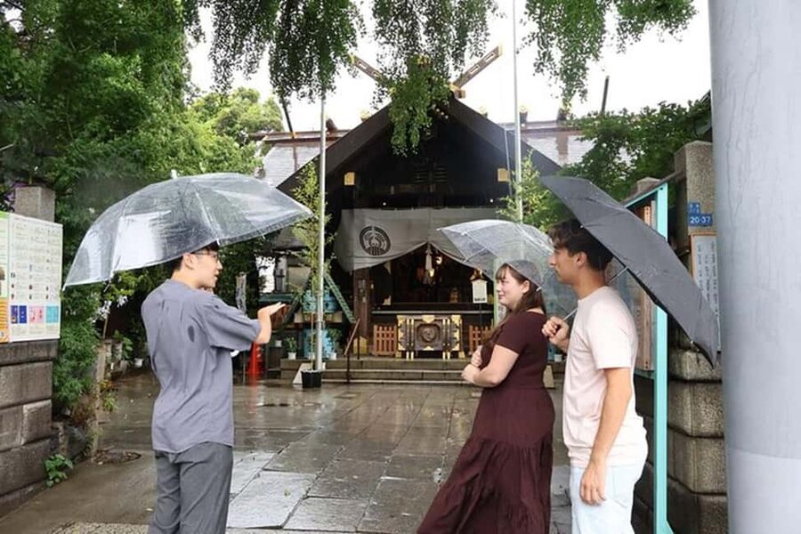 Tokyo: Private Tsukiji Fish Market Tour with 3 food stops - A quiet pause at Namiyoke Inari Jinja