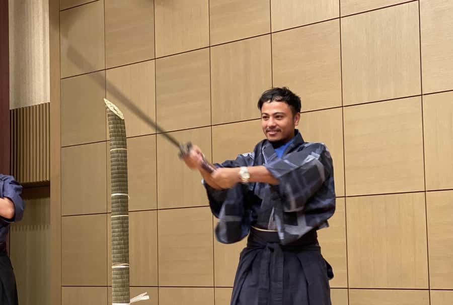 Tokyo: Samurai Experience with a real sword - Changing into kimono and hakama