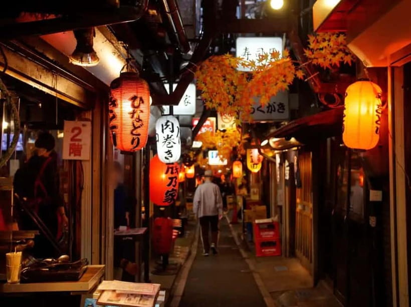 Tokyo: Shinjuku Bar and Izakaya Hopping Tour - First stop: Japanese food with a guide’s help