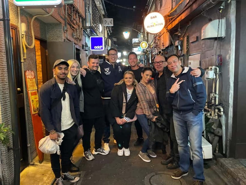 Tokyo: Shinjuku Bar and Izakaya Hopping Tour - The guides are the main reason to book