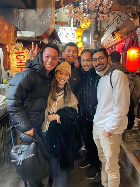 Tokyo: Shinjuku Bar and Izakaya Hopping Tour - Group size and social energy