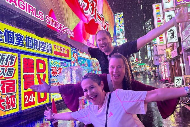 Tokyo Shinjuku Food & Backstreet Culture Tour: 15 Dishes+3 Drinks - The giant 3D cat and your first look at Shinjuku