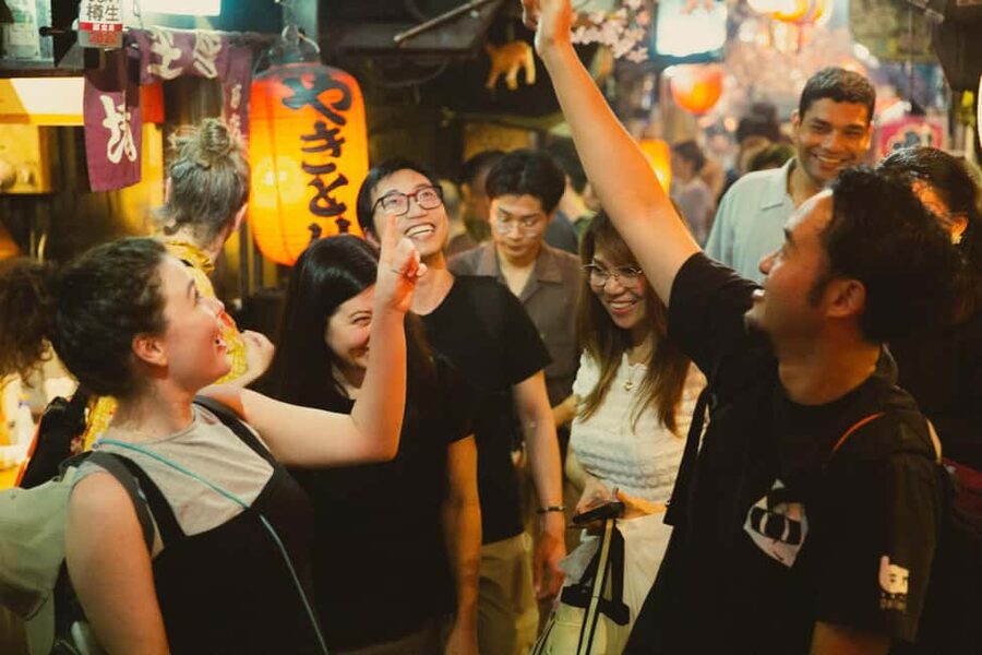 Tokyo: Shinjuku Izakaya and Golden Gai Bar Hopping Tour (2h) - Kabukicho under the neon