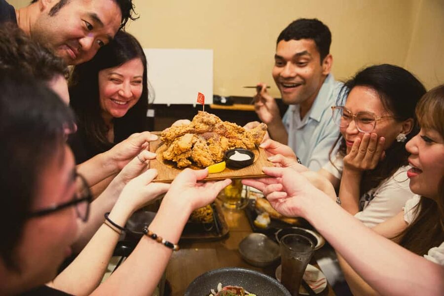 Tokyo: Shinjuku Izakaya and Golden Gai Bar Hopping Tour (2h) - The guides and the style of the evening